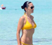 IN PICS: बिकिनी फोटोज के लिए मशहूर है हॉलीवुड की ये मॉडल