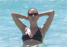 IN PICS: बिकिनी फोटोज के लिए मशहूर है हॉलीवुड की ये मॉडल