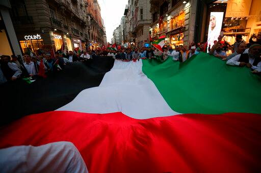 इजरायली रक्षा बलों ने हालांकि पहले सूचना पत्रक (information sheet) बांटे थे और कहा था कि सुरक्षा बाड़े के पास इकठ्ठा ना हो और हमास लोगों के जीवन को खतरे में डालने के तमाशे में भाग नहीं ले. फिर भी कई फिलिस्तीनी नागरिक सुरक्षा बाड़े को पार करने में कामयाब रहे.