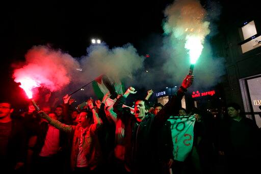 इजरायली रक्षा बलों ने हालांकि पहले सूचना पत्रक (information sheet) बांटे थे और कहा था कि सुरक्षा बाड़े के पास इकठ्ठा ना हो और हमास लोगों के जीवन को खतरे में डालने के तमाशे में भाग नहीं ले. फिर भी कई फिलिस्तीनी नागरिक सुरक्षा बाड़े को पार करने में कामयाब रहे.