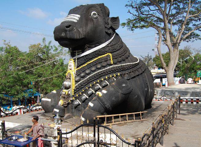 कर्नाटक में हुए विधानसभा चुनाव के नतीजे आ गए हैं. 224 सीटों में से 222 पर हुए चुनाव में से 104 पर बीजेपी, 78 पर कांग्रेस, 38 जेडीएस गठबंधन ने बाजी मारी है. अन्य के खाते में 2 सीटें गई हैं. कोई भी पार्टी बहुमत का आंकड़ा नहीं छू पाई है. अब तक साफ नहीं है कि सूबे का अगला सीएम कौन होगा. लेकिन ऐसे मौके पर हम इतिहास के पन्ने को पलट सकते हैं. इसी सिलसिले में आज हम आपको कर्नाटक के मुख्यमंत्रियों की कहानी बताने जा रहे हैं. अब तक कर्नाटक में 22 मुख्यमंत्रियों का शासन रहा है.