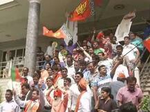 कर्नाटक चुनाव रिजल्ट: कहीं दिख रहा है जश्न तो कहीं हो रही है पूजा