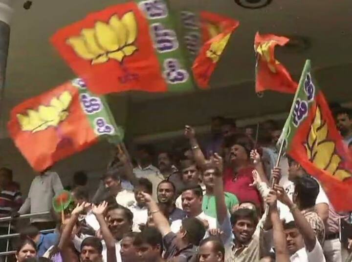 कर्नाटक विधानसभा चुनाव रिजल्ट के रूझानों में बीजेपी के आगे होने पर पार्टी के कार्यकर्ता कुछ इस अंदाज में दिखाई दिए. फोटोः एएनआई ट्विटर