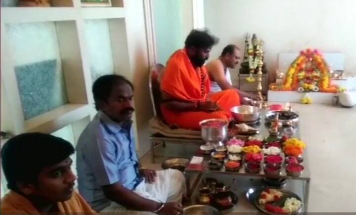 भाजपा के बी.श्रीरामुलु कर्नाटक इलेक्शन काउंटिंग से पहले भगवान से प्रार्थना करते हुए. फोटोः एएनआई ट्विटर