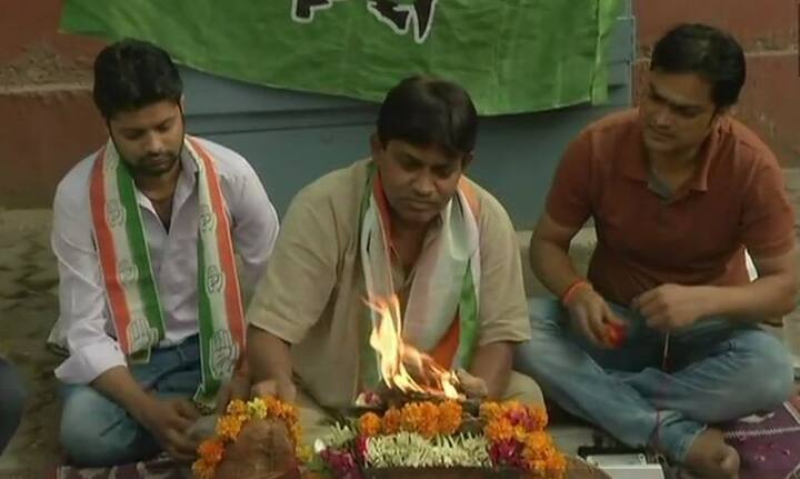 कांग्रेस कार्यकर्ता दिल्ली में कांग्रेस ऑफिस के बाहर हवन करते हुए.  फोटोः एएनआई ट्विटर