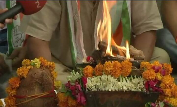  काउंटिंग के दौरान कांग्रेस के कार्यकर्ता हवन करते हुए. फोटोः एएनआई ट्विटर