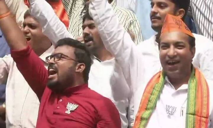 कर्नाटक विधानसभा चुनाव रिजल्ट के रूझानों में बीजेपी अभी आगे चल रही है जिसे देखकर लग रहा है कि बीजेपी की सरकार कर्नाटक में बनना तय है. ऐसे में बीजेपी कार्यकर्ताओं में खुशी की लहर दौड़ गई है. तस्वीरों में बीजेपी कार्यकर्ता जश्न मनाते साफ दिखाई दे रहे हैं. फोटोः एएनआई ट्विटर 