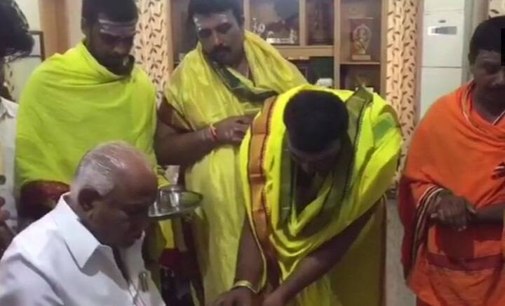 बीजेपी सीएम कैंडिडेट बीएस येदूरप्पा काउंटिंग डे पर भगवान की पूजा करते हुए. फोटोः एएनआई ट्विटर