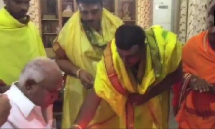 बीजेपी सीएम कैंडिडेट बीएस येदूरप्पा पूजा करते हुए. फोटोः एएनआई ट्विटर