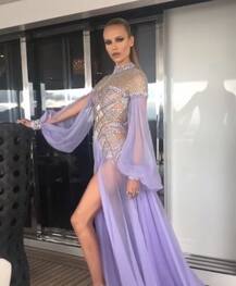 जब लहराते हुए, लंबी टांगे दिखाते हुए कांस पहुंची ये हसीना तो हर कोई इन्हें ही देखता रह गया