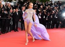 जब लहराते हुए, लंबी टांगे दिखाते हुए कांस पहुंची ये हसीना तो हर कोई इन्हें ही देखता रह गया