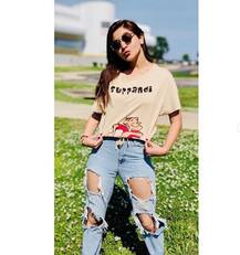 रिप्ड जींस में मस्ती करते हुए अनुष्का ने पोस्ट की तस्वीरें