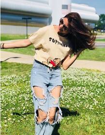 रिप्ड जींस में मस्ती करते हुए अनुष्का ने पोस्ट की तस्वीरें