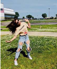 रिप्ड जींस में मस्ती करते हुए अनुष्का ने पोस्ट की तस्वीरें