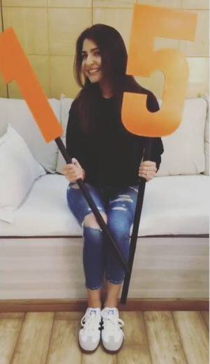 जब अनुष्का के इंस्टा पर 15 मिलियन फॉलोअर्स हुए थे तब भी वे रिप्ड जींस पहने दिखीं थीं. फोटोः इंस्टाग्राम