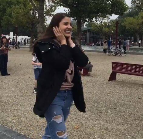 छुट्टियों में घूमने के दौरान भी अनुष्का ऐसी जींस पहने दिख जाती हैं. फोटोः इंस्टाग्राम