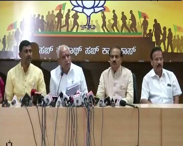 Karnataka Election bjp prospective chief minister bs yeddyurappa met governor कर्नाटक चुनाव: येदुरप्पा ने पेश किया सरकार बनाने का दावा
