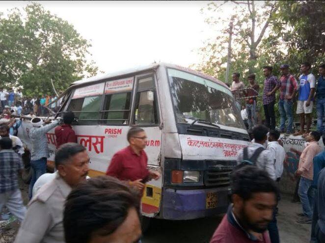 बता दें कि जहां ये हादसा हुआ है वो शहर के व्यस्त इलाकों में से एक है. पुल के पास ही कॉलेज और अस्पताल भी है. हादसे में 12 लोगों के मारे जाने की खबर है पर कहा जा रहा है कि ये आंकड़ा और बढ़ सकता है.
