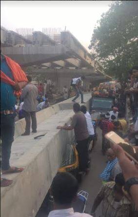 डिप्टी सीएम केशव प्रसाद मौर्य और मंत्री नीलकंठ तिवारी सीएम योगी आदित्यनाथ के निर्देश पर वाराणसी के लिए रवाना हो गए हैं. कैबिनेट मंत्री सिद्धार्थनाथ सिंह ने बताया कि मुख्यमंत्री ने हादसे पर गहरा दुख जताया है और मृतकों के परिवारों के प्रति सांत्वना जताई है.