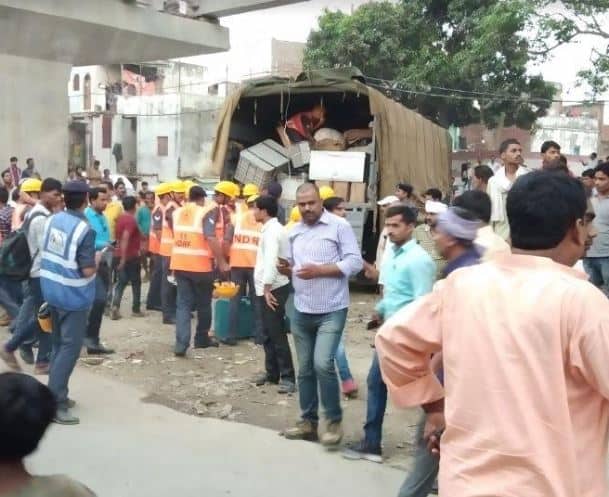  हादसे से चश्मदीद कमल श्रीवास्तव ने बताया कि ये ब्रिज पांच साल से बन रहा था. जिस वक्त हादसा हुआ कमल अपनी बाइक से जा रहे थे. उन्होंने तेज आवाज सुनी और बाइक रोक कर पीछे देखा तो हादसा हो चुका था.