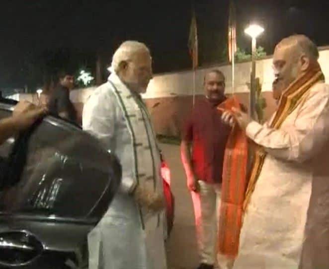 बीजेपी के राष्ट्रीय अध्यक्ष अमित शाह ने इस असवर पर पीएम मोदी का स्वागत और अभिवादन किया.