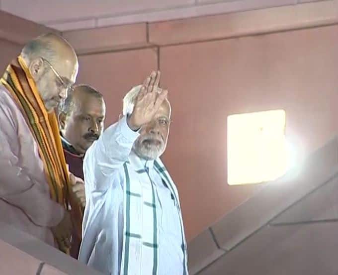 पीएम मोदी ने अपने कार्यकर्ताओं और मुख्यालय पर मौजूद जनता का हाथ हिलाकर अभिवादन स्वीकार किया. 