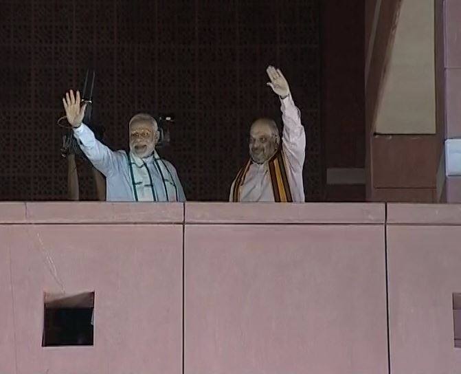 आज कर्नाटक के अभी तक आए चुनावी नतीजों में बीजेपी 104 सीटों पर काबिज होती दिख रही है. बहुमत का जादुई आंकड़ा 112 सीटों का है.