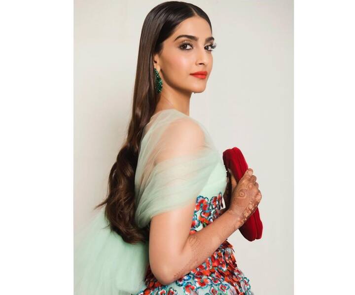 सोनम कपूर का ये लुक काफी कलरफुर और स्टाइलिश था. इस दौरान उन्होंने Delpozo की डिजाइन की हुई ड्रेस पहनी थी.