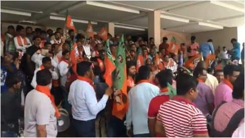 कांग्रेस का आखिरी किला कहे जाने वाला राज्या कर्नाटक में बड़ी जीत के बाद बीजेपी के समर्थक पटाखों के साथ जश्न मनाते देखे जा सकते हैं. (तस्वीर-पीटीआई) 
