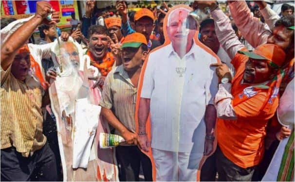 कर्नाटक चुनाव परिणाम में बीजेपी राज्य की सबसे बड़ी पार्टी बन कर सामने आई है. चुनाव नतीजों में बीजेपी को 104, कांग्रेस को 78 और जेडीएस को 38 सीटें मिलती दिख रहीं हैं. (तस्वीर-पीटीआई)