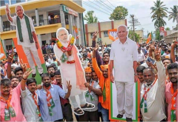 कांग्रेस की तरफ से बिना शर्त मिले समर्थन को जेडीएस ने मान लिया और कांग्रेस-जेडीएस की तरफ से एचडी कुमारस्वामी ने राज्यपाल से मुलाकात कर सरकार बनाने की पेशकश कर दी. (तस्वीर-ट्विटर)