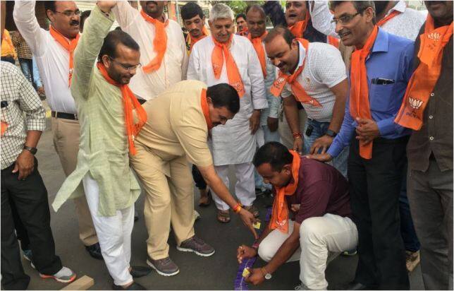 बता दें कि कांग्रेस को बहुमत का जादुई आंकड़ा नहीं मिलने के कारण पार्टी ने जेडीएस के कुमार स्वामी को मुख्यमंत्री बनाने का ऑफर दिया था. (तस्वीर-ट्विटर)