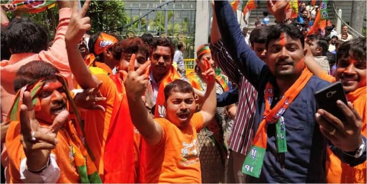 इस बीच ये तस्वीर बीजेपी खेमे की है जहां समर्थकों में खुशी का महौल है. दिनभर दिल्ली से लेकर कर्नाटक तक बीजेपी के सपोटर्स ने जमकर जश्न मनाया. (तस्वीर-पीटीआई)