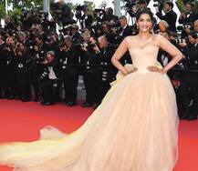 हाथों में मेहंदी लगाए सोनम ने Cannes के रेड कार्पेट पर अपने लुक्स से किया इंप्रेस