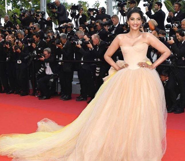 सोनम ने अपने इस ड्रेस से उनके फैंस के दिलों की धड़कनें जरूर बढ़ा दीं. यूएस बेस्ड डिजाइनर वेरा वैंग द्वारा डिजाइन्ड इस ड्रेस को पहन कर सोनम रेड कार्पेट पर उतरीं थी.