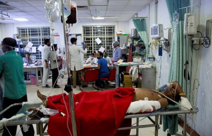 ये हादसा दुर्घटना वाराणसी कैंट रेलवे स्टेशन के पास जीटी रोड पर कमलापति त्रिपाठी इंटर कॉलेज के सामने हुआ है.