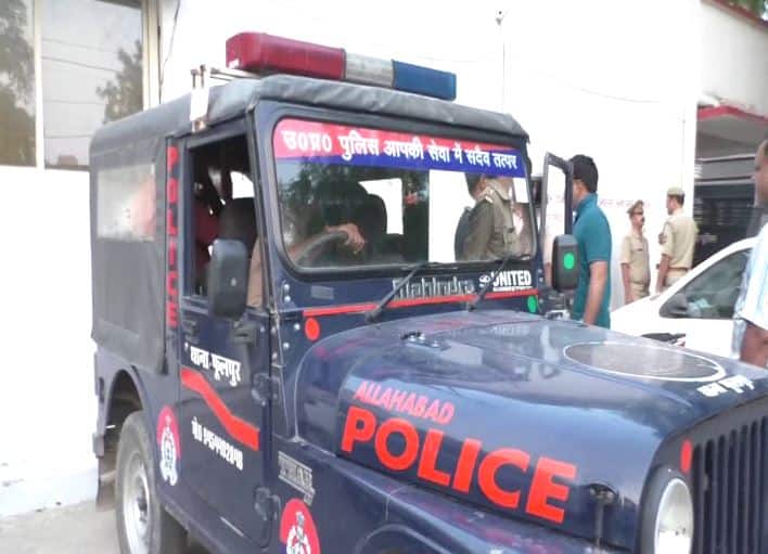 violence and stone pelting incidents happened in Allahabad after the students death इलाहाबाद: छात्र की मौत के बाद हिंसा, छात्रों ने की आगजनी और पथराव