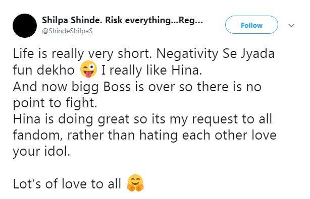 लेकिन सोमवार को किए एक ट्वीट से शिल्पा शिंदे ने सबको हैरान कर दिया है. शिल्पा ने लिखा, ''जिंदगी बहुत छोटी है. नेगेटिव से ज्यादा खुशी देखनी चाहिए. मैं हिना खान को पसंद करती हूं. बिग बॉस खत्म हो चुका है तो उससे लड़ने का कोई प्वाइंट नहीं है. हिना काफी बेहतर कर रही है. इसलिए फैंस को उससे नफरत नहीं करनी चाहिए.''