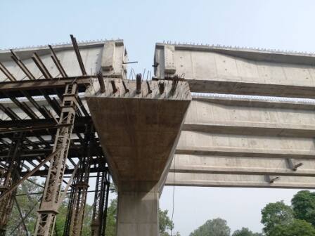 वाराणसी हादसे के बाद भी लापरवाही बरकरार, सीएम की सुरक्षा से भी खिलवाड़