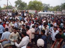 वाराणसी: घायल तड़प रहे थे, सेल्फी के लिए कैमरे चमक रहे थे