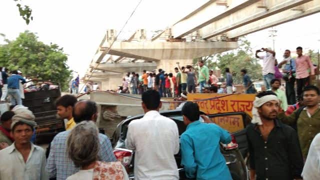 पुलिस तो नाकाम रही ही लेकिन लोग भी खतरे को भांपने की शक्ति भूल चुके थे. बीम के नीचे दबी गाड़ियों से निकल कर पेट्रोल डीजल चारो तरफ फैला था. एक छोटी से चिंगारी वहां भयानक आग का रूप ले सकती थी. लेकिन भीड़ इस खतरे को नजरअंदाज कर सेल्फी और सोशल मीडिया अपडेट में लगी रही. इस भीड़ में वो लोग भी शामिल थे जो लोकल लीडर्स के साथ आए हुए थे. ये सभी ऑफिसर्स के सामने खड़े होकर अपनी जान-पहचान बढ़ाते रहे.