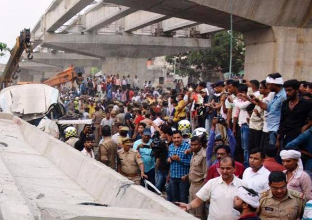 वाराणसी: सोशल मीडिया पर अपने को जागरूक और न्यूज चैनलों से तेज साबित करने का चस्का कभी-कभी मानवता की हदें पार कर जाता है. ऐसा ही कुछ नजारा वाराणसी में हादसे के समय देखने को मिला. एक तरफ एनडीआरएफ, एसडीआरएफ और गोरखा ट्रेनिंग सेंटर के जवान भारी भरकम बीम के नीचे दम तोड़ती जिंदगियों को बचाने में लगे थे वहीं पब्लिक सेल्फी लेने में लगी थी. ऐसे हरकतों के चलते, एक्सीडेंट साईट पर अनजान की भी मदद अपनों की तरह करने वाला बनारसीपन कहीं न कहीं शर्मिंदा होता नजर आया.