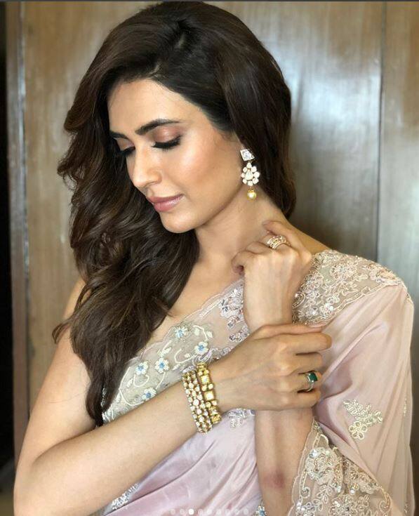 'नागिन 3' से टीवी अभिनेत्री करिश्मा तन्ना डेली सोप एकता कपूर की मशहूर सीरिज 'नागिन' के तीसरे सीजन में लीड रोल में नजर आने वाली हैं.