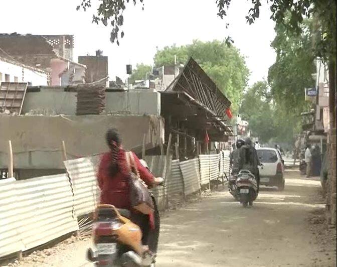  कुछ महीनों बाद लगने जा रहे कुंभ मेले के मद्देनजर इलाहाबाद में इन दिनों विकास की कई योजनाओं पर काम चल रहा है. इलाहाबाद में आठ फ्लाईओवर्स और रेलवे ओवर ब्रिज के निर्माण का काम चल रहा है. शहर में हाईकोर्ट के बाहर, पानी टंकी चौराहा, रामबाग, शिवकुटी, बेगम बाजार, गोविंदपुर, फूलपुर और नैनी में ओवर ब्रिज या फ्लाई ओवर बन रहे हैं.