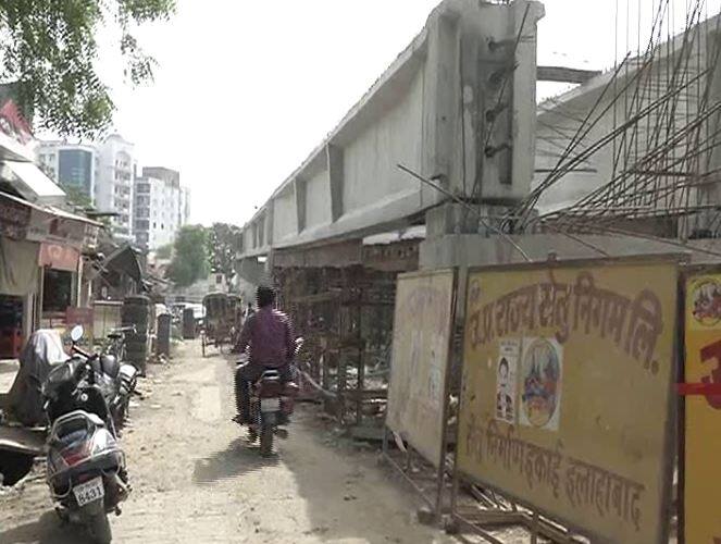 इन आठों पुलों का काम यूपी स्टेट ब्रिज कॉरपोरेशन द्वारा किया जा रहा है. सभी पुल कुंभ मेले से पहले ही शुरू होने हैं, लिहाजा इनके निर्माण का काम तेजी से हो रहा है. ज़्यादातर जगहों पर तीन शिफ्टों में दिन रात काम होता है, लेकिन निर्माण के दौरान न तो कहीं रास्ता बंद किया गया है और न ही बाई पास रास्ता तैयार किया गया है.