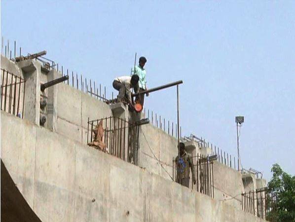 इलाहाबाद: यूपी के डिप्टी सीएम केशव प्रसाद मौर्य के शहर इलाहाबाद के निर्माणाधीन फ्लाईओवर्स से भी बनारस जैसा हादसा होने की आशंका से इंकार नहीं किया जा सकता है.कुंभ मेले के लिए इलाहाबाद में इन दिनों आधा दर्जन से ज़्यादा फ्लाईओवर और ओवर ब्रिज बन रहे हैं, लेकिन कहीं भी सुरक्षा मानकों का पालन नहीं किया जा रहा है. सभी निर्माणाधीन फ्लाईओवर्स और ओवर ब्रिज के नीचे और उनके बगल से गाड़ियां बेरोकटोक भर्राटे भरती हैं.पुलों के नीचे और अगल बगल सैकड़ों की तादात में गाड़ियां पार्क की जाती हैं. 