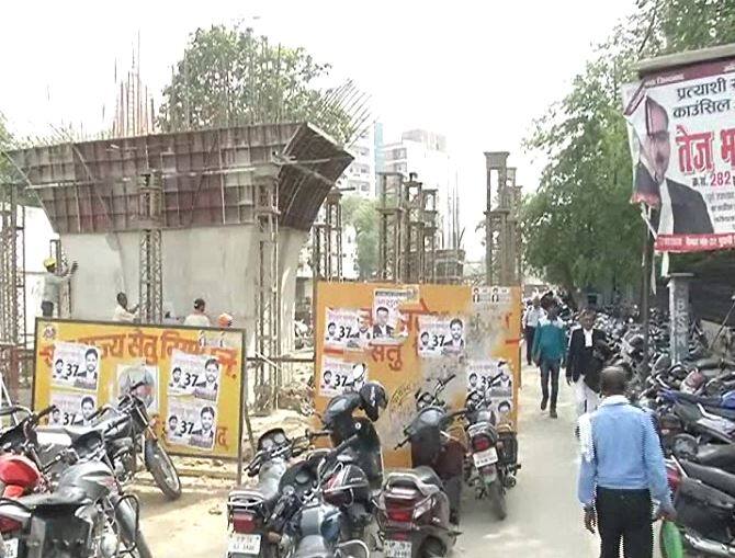 ज़्यादातर निर्माणधीन पुलों के नीचे अगल बगल बैरीकेडिंग तक नहीं की गई है. पुलों के बगल से पैदल या वाहनों से जो लोग गुजरते हैं, वह ज़िंदगी दांव पर लगाकर निकलते हैं. इलाहाबाद में यह हाल तब है जब कुंभ को लेकर केंद्र और यूपी की योगी सरकार सीधे तौर पर निगाह बनाए हुआ है.