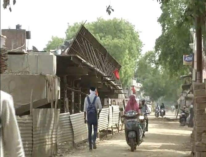 हैरत की बात यह है कि इलाहाबाद यूपी के डिप्टी सीएम और पीडब्लूडी विभाग के मुखिया केशव प्रसाद मौर्य का शहर है. इसके बावजूद यहां के पुलों का काम भगवान भरोसे चल रहा है और लोगों की ज़िंदगी दांव पर लगाकर निर्माण किया जा रहा है.