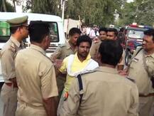 वाराणसी हादसे के विरोध में डिप्टी सीएम के घर पर सपाइयों का हंगामा, साइन बोर्ड पर पोती कालिख