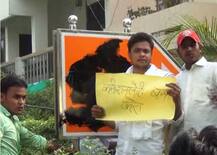 वाराणसी हादसे के विरोध में डिप्टी सीएम के घर पर सपाइयों का हंगामा, साइन बोर्ड पर पोती कालिख